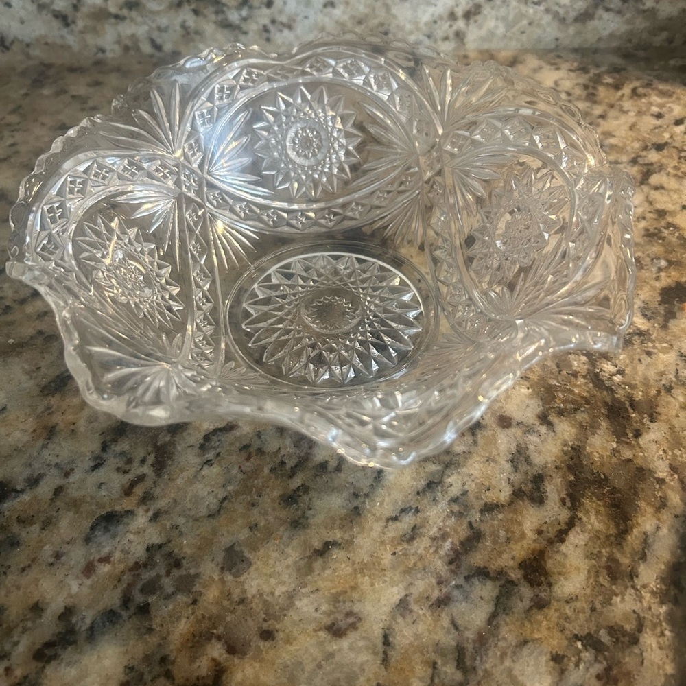 Elegant Vintage Crystal Glass Bowl - Picture 2 of 2